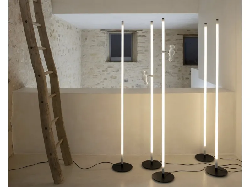 Lampada da terra divertente in vetro bianco satinato e alluminio Accipicchio di Karman