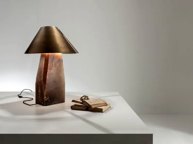Lampada da tavolo in ottone e alabastro dalla forma irregolare Ada di Laura Meroni