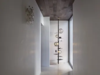 La lampada terra-soffitto Adelaide di Mogg è un'opera di design che unisce eleganza e funzionalità.