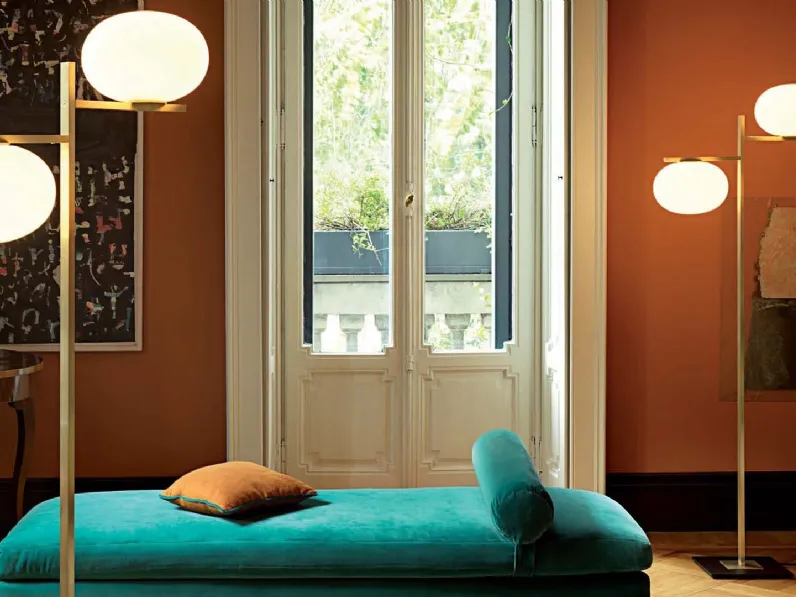 Lampada da terra in vetro soffiato opalino lucido con struttura in metallo a sezione rettangolare con finitura in ottone satinato Alba di Oluce