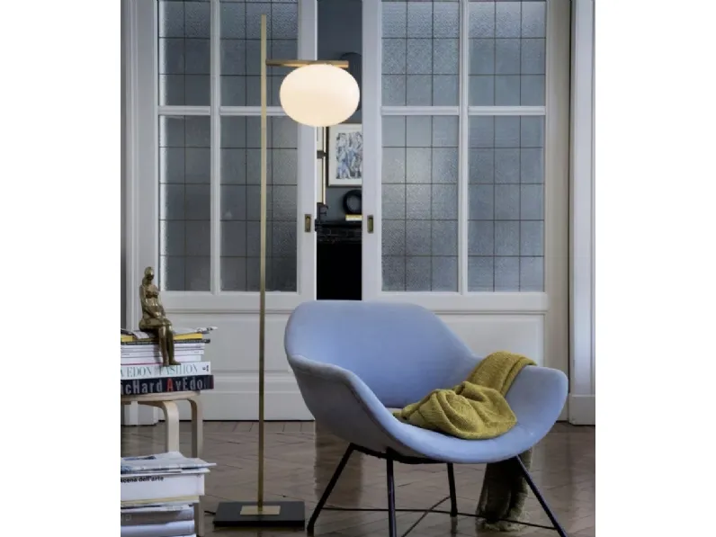 Lampada da terra in vetro soffiato opalino lucido con struttura in metallo a sezione rettangolare con finitura in ottone satinato Alba di Oluce