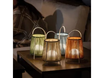 Lampada da esterni Allegra di OLE: design essenziale, luce calda per ogni spazio all'aperto.