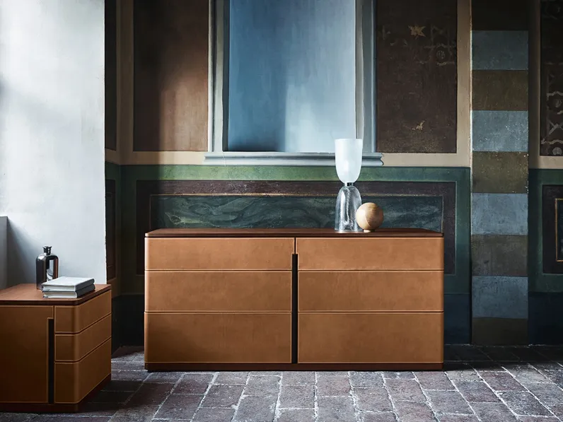 Lampada da Tavolo Alma in vetro trasparente con lavorazione rigata composta da due campane sovrapposte a formare una clessidra di Poltrona Frau