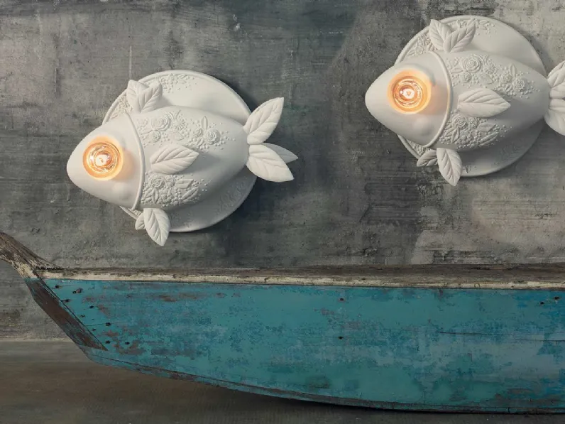 Lampada da parete Aprile a forma di pesciolino decorato con fiori e foglie di Karman