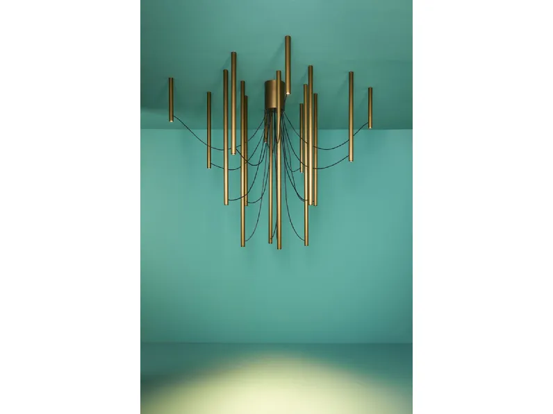 Lampada a sospensione in metallo che reinterpreta il classico chandelier Ari di Fabbian
