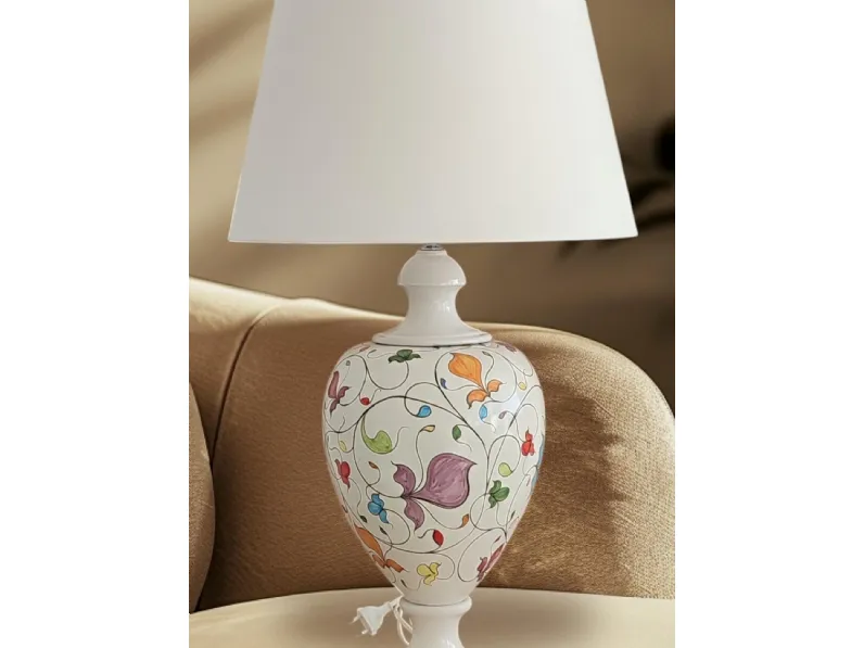 Lampada da tavolo Arlecchino Cinquecentesco in ceramica di Caltagirone con paralume in tessuto di Alemanna