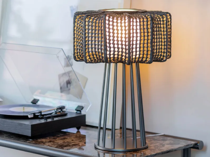 Lampada da tavolo Arno in metallo e pelle intrecciata di Natevo