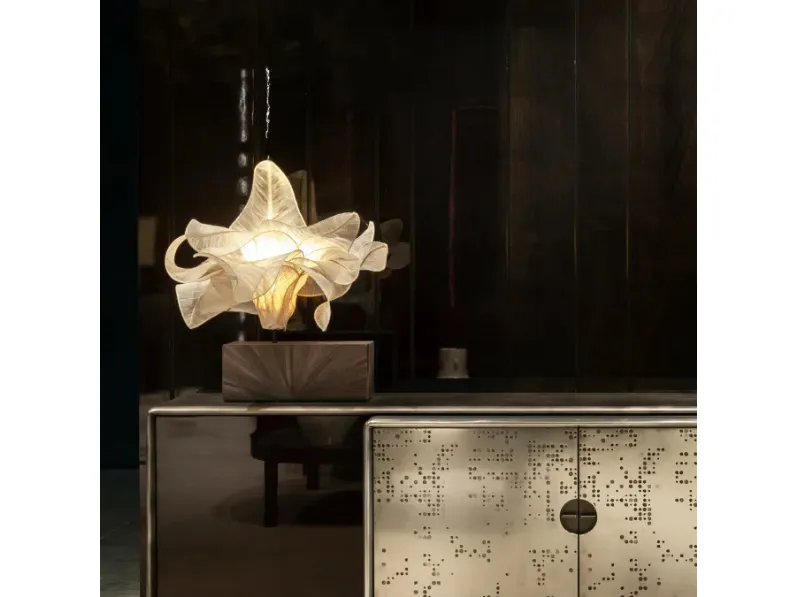 Lampada da tavolo Aurizia con base in legno e paralume decorativo in tessuto a forma di fiore di Laura Meroni