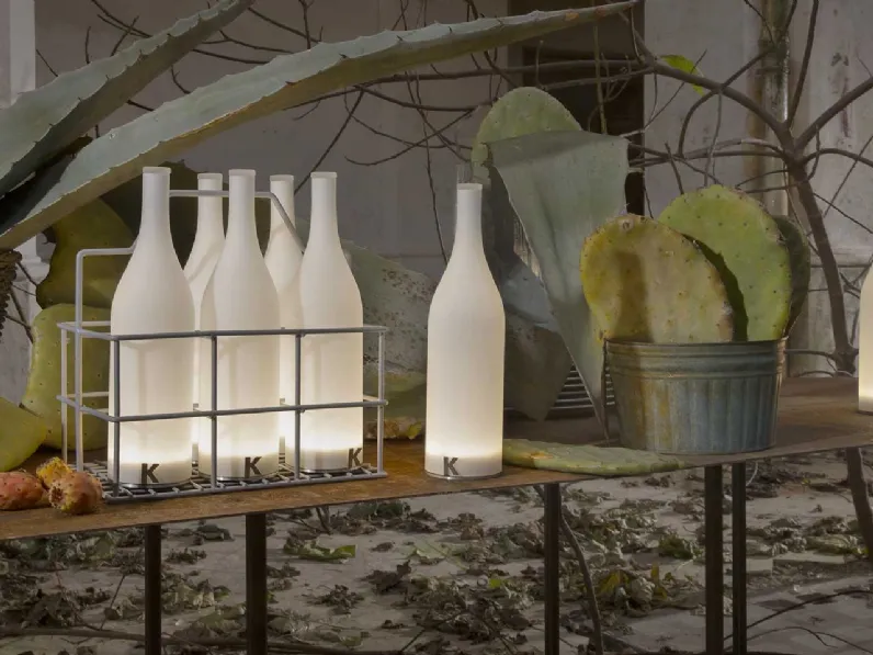 Lampada da tavolo in vetro bianco satinato alimentata a batterie ricaricabili Bacco di Karman