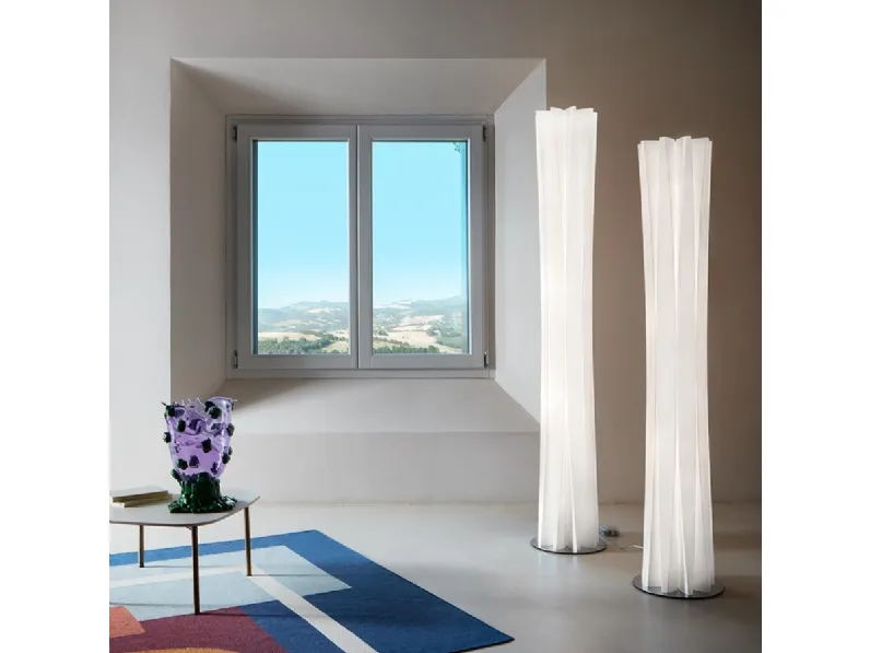 Lampada snella e raffinata dal corpo statuario Bach Floor di Slamp