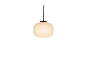 La lampada a sospensione Baso di Miniforms è un capolavoro di design minimalista e funzionalità.