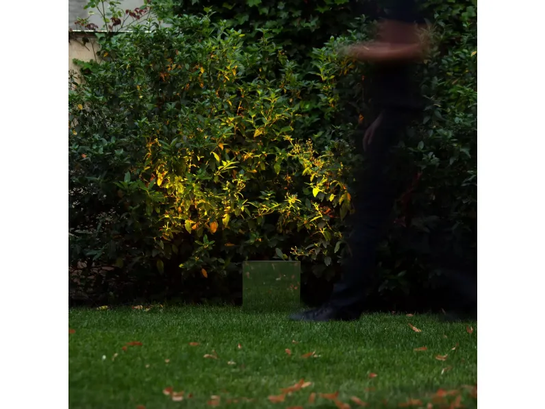 Lampada da esterno resa invisibile dalla riflessione del contesto ambientale sulla superficie a specchio Belladinotte di Davide Groppi