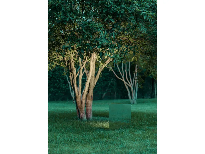 Lampada da esterno resa invisibile dalla riflessione del contesto ambientale sulla superficie a specchio Belladinotte di Davide Groppi