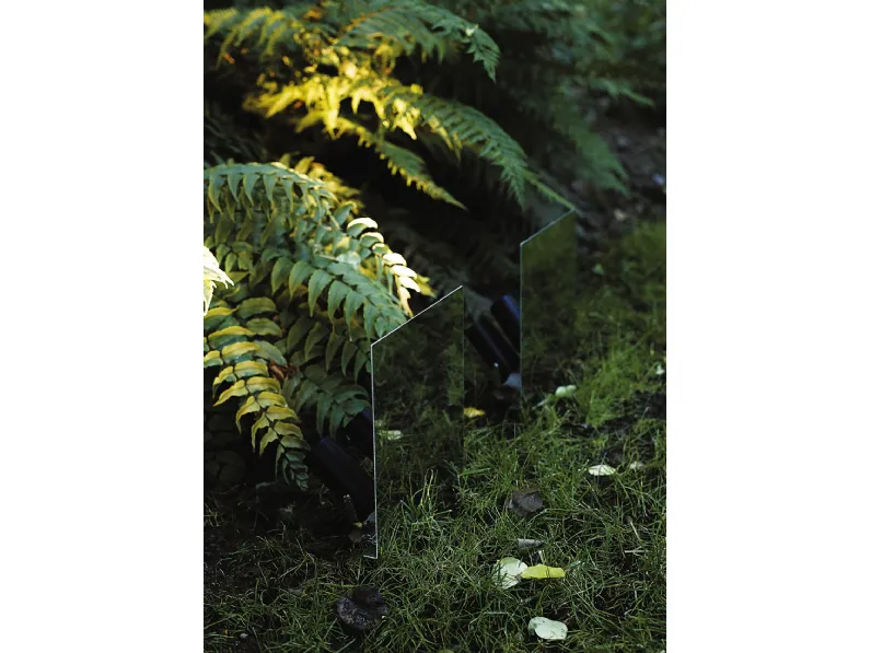 Lampada da esterno resa invisibile dalla riflessione del contesto ambientale sulla superficie a specchio Belladinotte di Davide Groppi