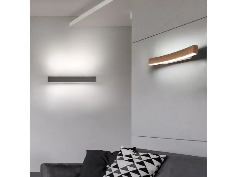 Lampada da parete di forma curva, compatta e leggera con doppia emissione luminosa Bellai Home di Team Italia