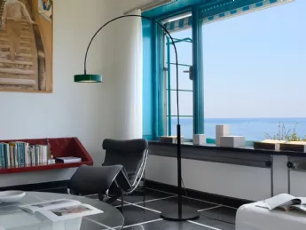 Berlin-Out è una lampada da terra Oluce dal design moderno e funzionale.