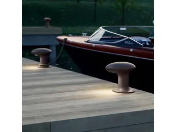 La lampada outdoor Bitta di Il Fanale è perfetta per illuminare i tuoi spazi esterni con stile.