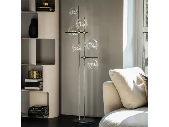 La lampada da terra Bloom di Cattelan Italia è un oggetto di design che unisce eleganza e funzionali