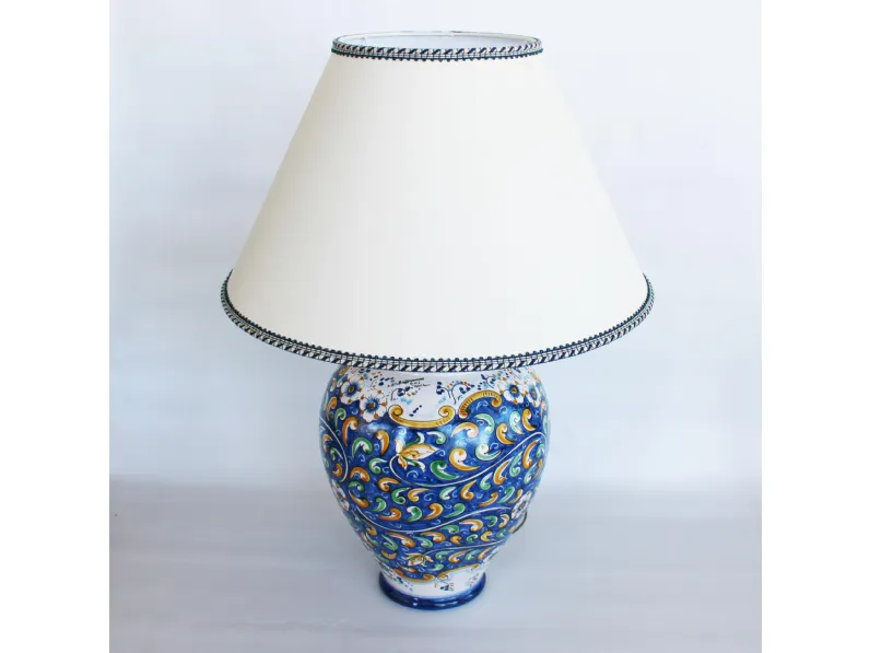 Lampada da tavolo classica Blu 700 in ceramica di Caltagirone e paralume in tessuto di Alemanna