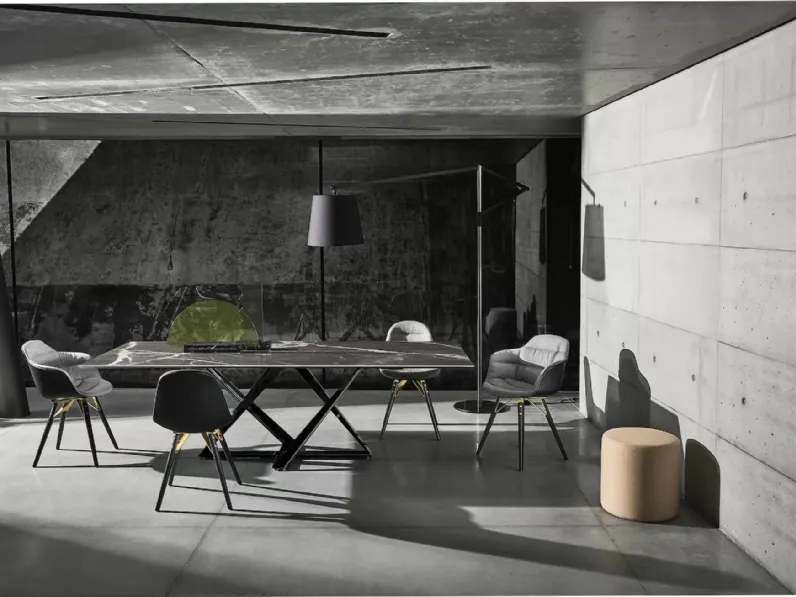 Lampada da terra Cloe con paralume in tessuto e struttura in acciaio laccato di Bontempi