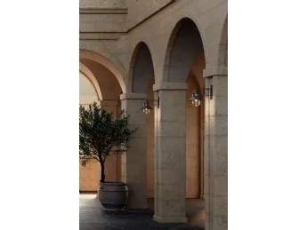 La lampada outdoor Borgo de Il Fanale illumina il tuo spazio esterno con stile.