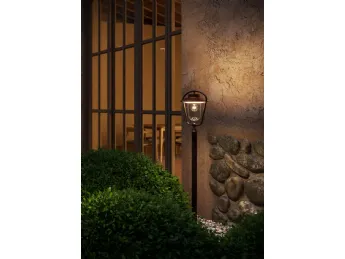 La lampada Calmaggiore di Il Fanale è perfetta per illuminare spazi esterni con stile.
