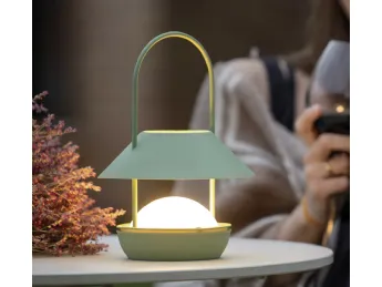 Lampada Candela Outdoor di OLE!: luce calda e design essenziale per esterni eleganti.