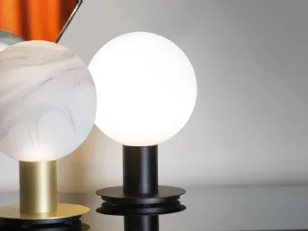 La lampada da tavolo Canova di LIGHT4 unisce design moderno e funzionalità per illuminare i tuoi spa