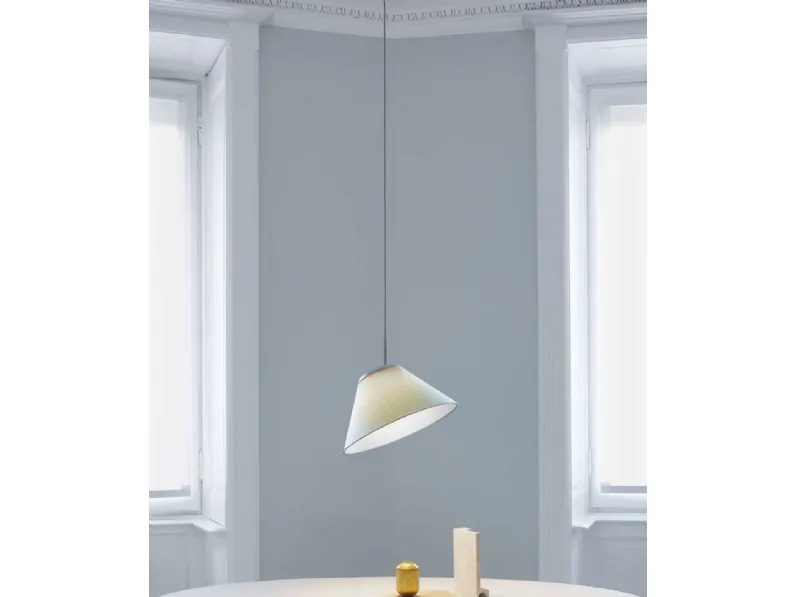 Lampada orientabile con un semplice gesto Cappuccina di Luceplan