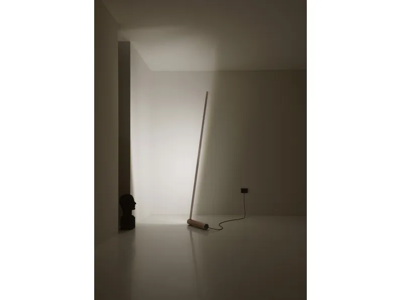 Lampada da terra di design in alluminio Caro di Vesoi