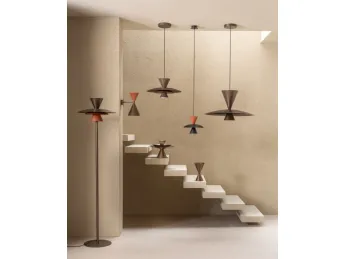 La lampada Chiara di Riflessi, con il suo design minimalista, diffonde una luce calda e avvolgente, 