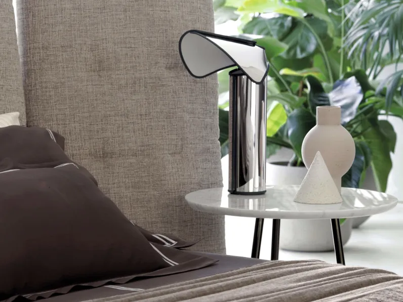 Lampada Chiara Table in alluminio riflettente di Flos