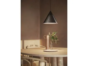La lampada a sospensione Cone di Il Fanale illumina l'ambiente con eleganza.