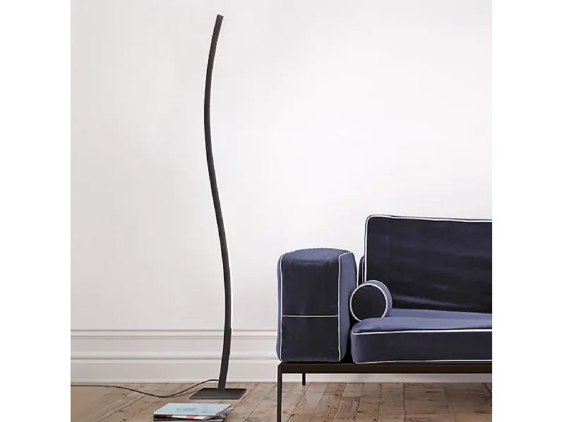 Lampada da terra Curve laterale dalla forma curvata con emissione frontale di Team Italia