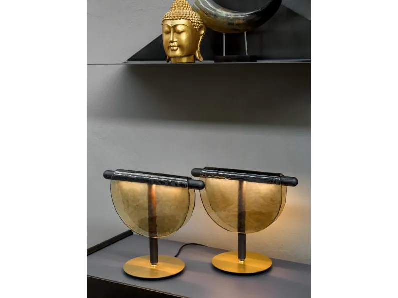 Lampada Dalì da tavolo in vetro che sembra colare sopra a steli di legno in rovere massiccio di Tonin Casa