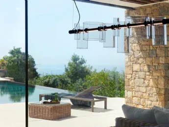 La lampada Dancing Glass di Oluce è un capolavoro di design contemporaneo, perfetta per illuminare s
