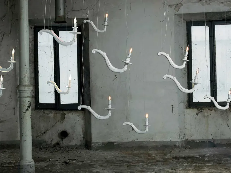 Lampada a sospensione in ceramica semplice ma dal forte impatto visivo Déjà-Vu Nu di Karman