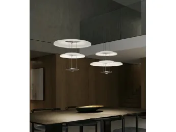 La lampada a sospensione Dione di Vistosi unisce design contemporaneo e illuminazione d'effetto.