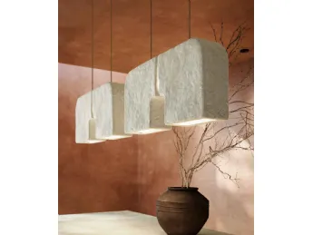 La lampada a sospensione Dolmen di Il Fanale è un'opera d'arte luminosa che trasforma ogni ambiente 