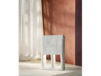 Lampada da tavolo Dolmen: design essenziale con illuminazione calda per il tuo living.