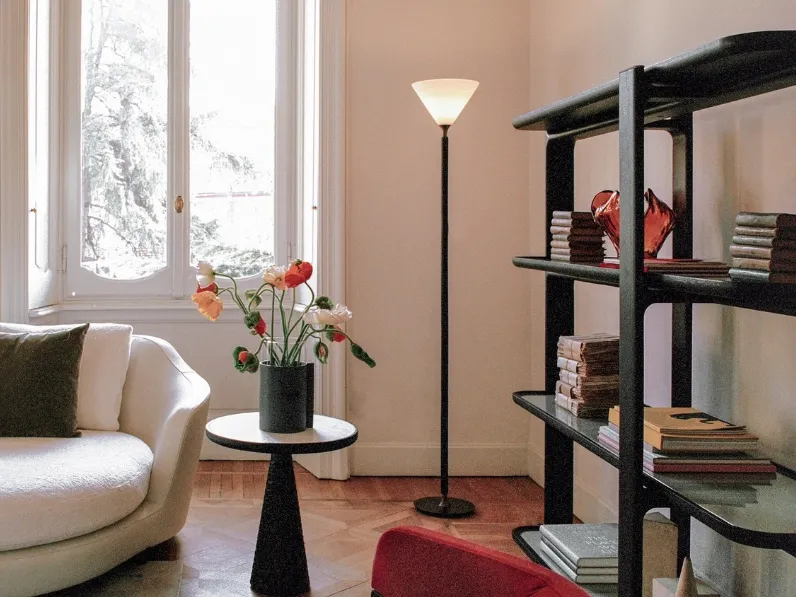 Lampada da terra Duo con stelo in legno massello di Frassino, base in ottone e paralume in vetro opalino Bianco di Poltrona Frau