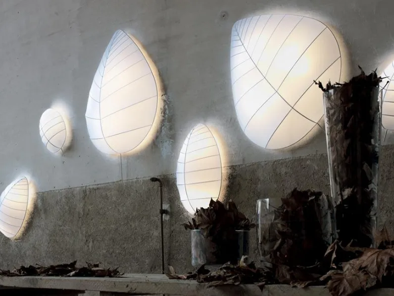 Lampada da parete a forma di foglia con struttura in ferro e diffusore in lycra bianco Eden di Karman