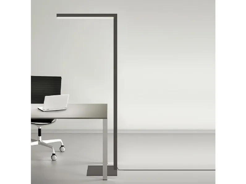 Lampada in metallo ad angolo retto Edge downlight da terra di Team Italia