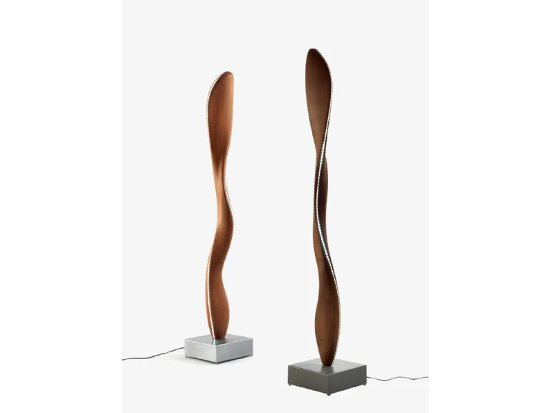 Lampada Fiamma Lamp dal design scultoreo interamente realizzata in legno massello di Riva1920