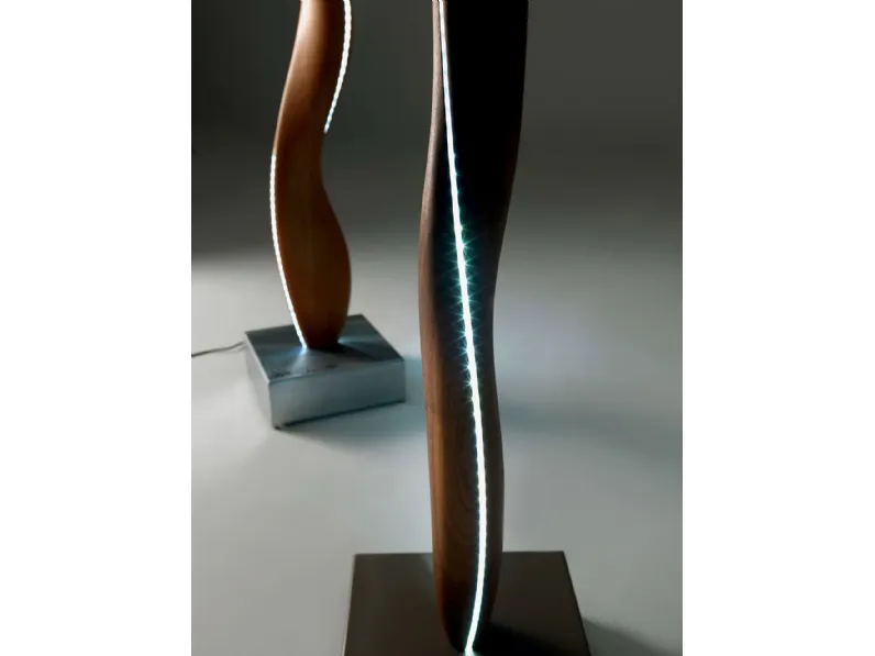 Lampada Fiamma Lamp dal design scultoreo interamente realizzata in legno massello con basamento in ferro di Riva1920