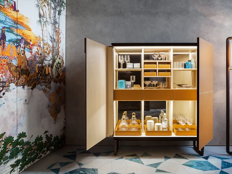 Lampada da Terra Fidelio in legno massello di Frassino con paralume in doppio strato con tela lato esterno e pvc nel lato interno di Poltrona Frau