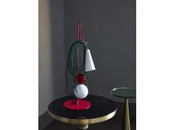 Filo è un sistema modulare per illuminazione ambientale composto da un supporto in metallo che ospit