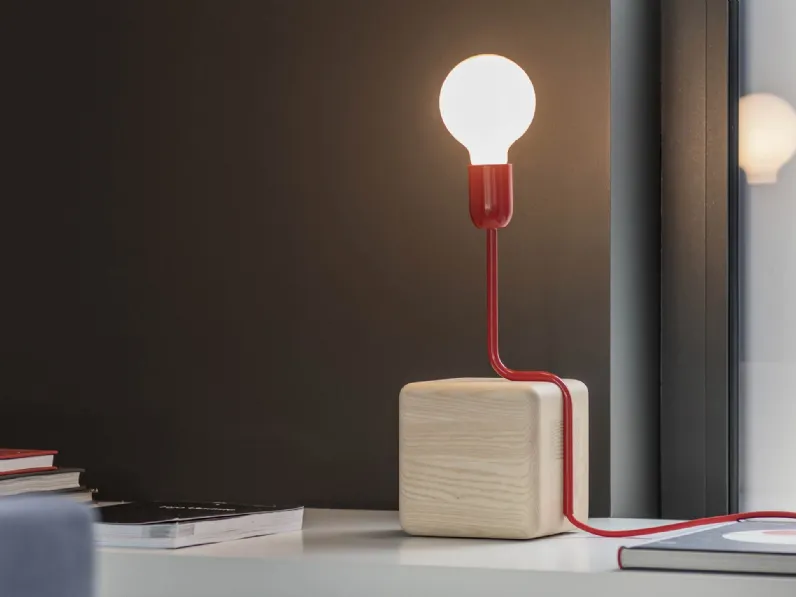 Lampada da tavolo Filo Rosso in frassino e metallo di Natevo