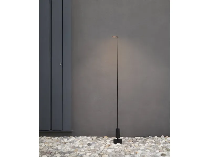 Lampada da terra in fibra di carbonio e alluminio Flia di Luceplan
