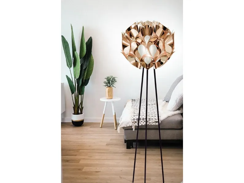 Lampada dimmerabile Flora Floor composta da petali color Rame che avvolgono la sfera satinata di Slamp
